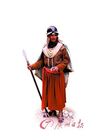 当地人打扮成2500年前的士兵模样，供游人合影。