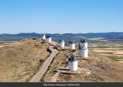 在多风的山地上建起的一座座风车，是农业兴旺的象征