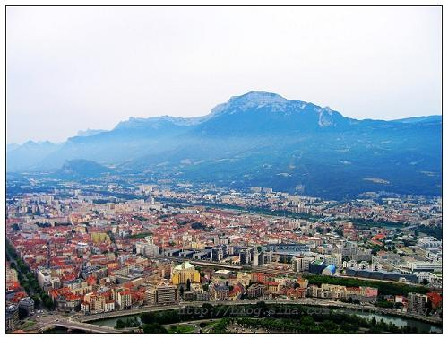 小城格勒诺布尔（Grenoble）坐落于法国东部阿尔卑斯山地区，冬季是著名的滑雪胜地。这里还以大学城和高科技闻名。