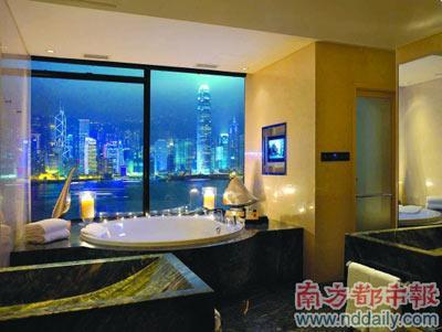 海景房的大浴缸也可看无敌夜景。