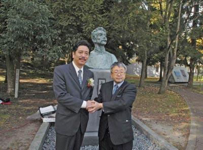 鲁迅长孙周令飞（左）与鲁迅当年的恩师藤野严九郎之孙藤野幸弥（右）在鲁迅像前合影(图片来源：人民网)