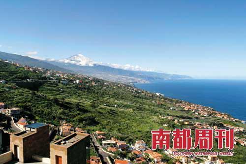 远方是丹纳丽芙岛最高峰——泰德峰，近处则是岛上的民居，房子越靠海越贵