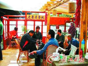 在老磨房，游客可交流旅途逸事。