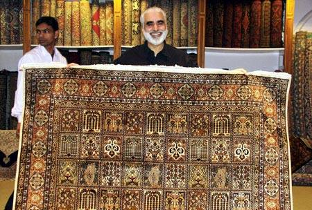 手工艺人展示自己的作品