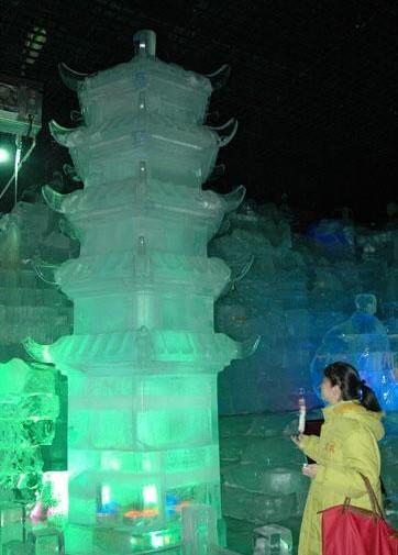 6月29日，一名游客在哈尔滨冰雪艺术馆内观赏冰雕。