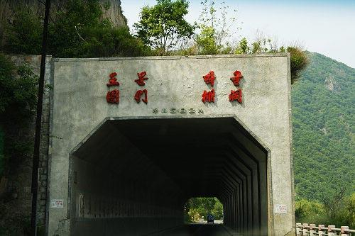 从延吉开来，一路上沿着图们江行进，半山公路穿过很多这样的棚洞，很有极品飞车的感觉~