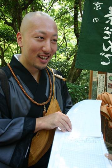 大西拿出他用中文写的文章，当场朗读。李天扬 摄