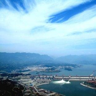 远观三峡大坝
