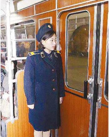 地铁乘务员全为女性