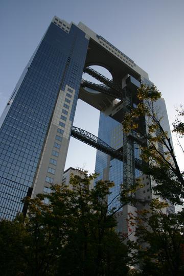 新梅田城的空中通道使得大楼的安全系数大增。李天扬摄
