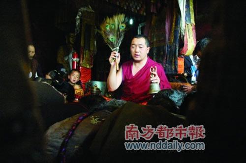 僧侣们的法事。