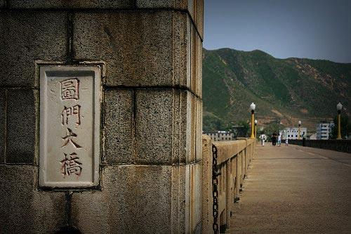 图们是个小城，街道干净，空气清新，来到这里也算是偶然，一路顶着烈日的车子在沿边公路上奔波，见到城市就要罢工了，索性一来给车子加油，二来去尝尝地道的朝鲜冷面！