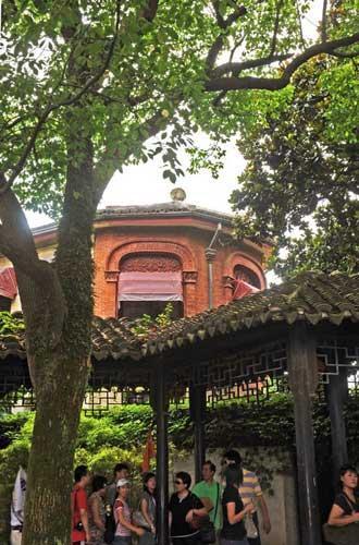 南浔古镇小莲庄内法式建筑“东升阁”旁的中式长廊