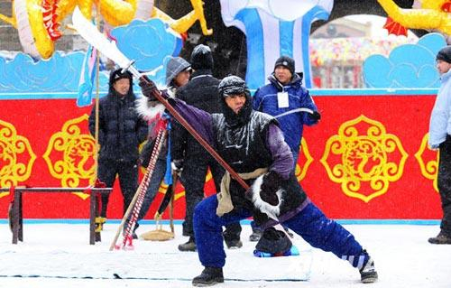 图为沈阳关东庙会上的武术表演（1月11日摄）。