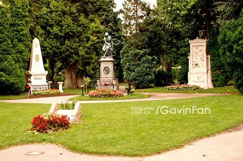 32A的中央区域，长眠着世界上最伟大的三位音乐家，中间的是奥地利的国宝级人物莫扎特，左边是贝多芬，右边则是舒伯特。