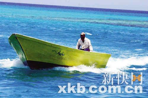 小艇把游客送到附近的小岛上