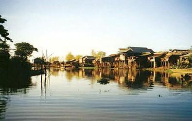 洞里萨湖水上村庄