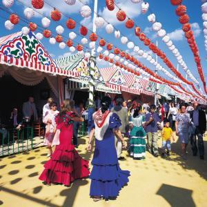 起源于１８４７年的塞维利亚四月节最初是农贸集市，后逐渐演变成安达卢西亚地区乃至整个西班牙最久负盛名的民间节庆。