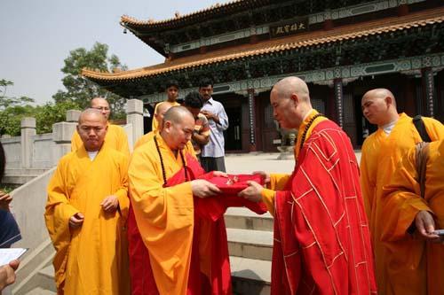 尼泊尔怀善方向赠与天门山寺怀樊方丈珍贵舍利子