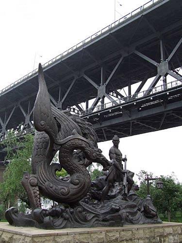 武汉长江大桥下的大禹神话塑像