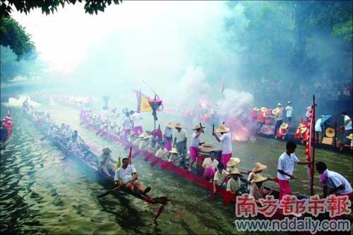 虽然猎德村已经拆迁，但端午节之际人们还是会赶回来扒龙船“走亲戚”。 