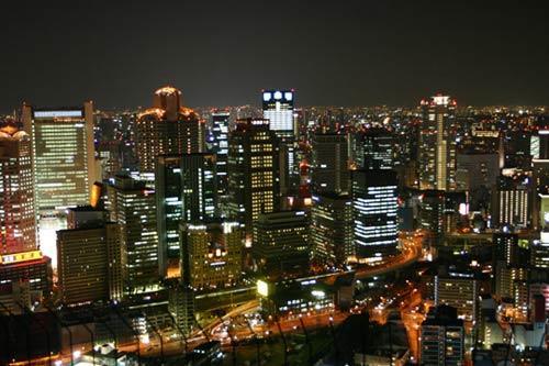 从173米露台，可以伴着习习凉风，观看大阪城的夜景。李天摄 