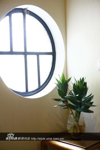 二楼方正格局标间在东面墙上新开了几扇圆窗