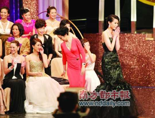 　　获知夺得“我最喜爱的电视女角色”奖时，胡杏儿一脸诧异。