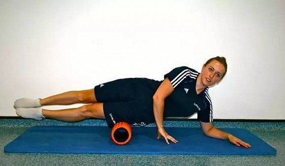 ③提高臀部力量和下肢力量，靠墙静蹲、深蹲、箭步蹲等动作来保持和提高臀部和下肢力量。