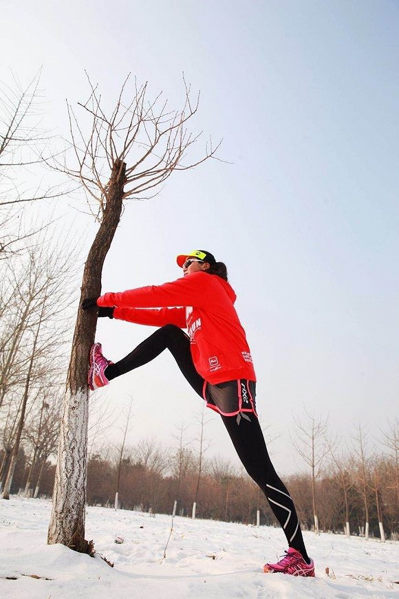 ②训练要量力而行。根据自身的情况合理安排跑量，不要盲目照搬他人的训练计划，有条件的可请专业教练指导制定训练计划。