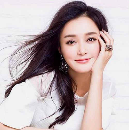 斜刘海怎么扎好看？女生斜刘海扎发发型，百搭又显气质