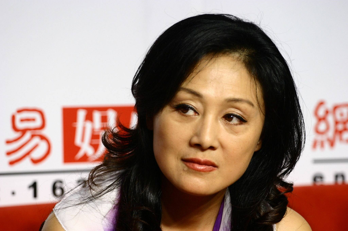 56岁王姬儿女双全,女儿长相漂亮迷人,24岁儿子智商仅5岁