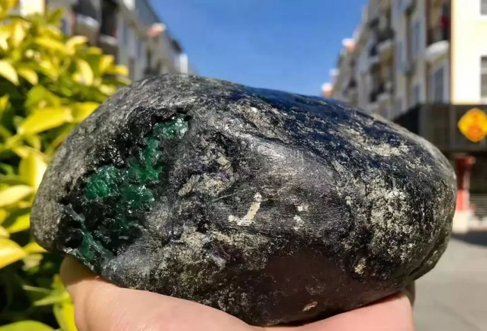 翡翠原石:老场口莫湾基色料2.25公斤