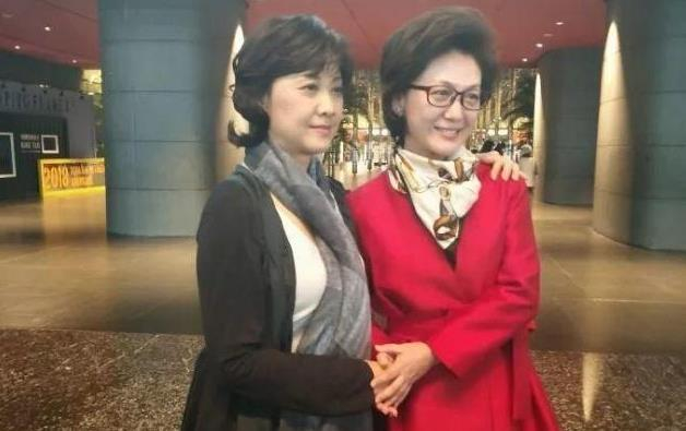 《新闻联播》主持人海霞近照曝光!丈夫是清华教授,女儿已长大!