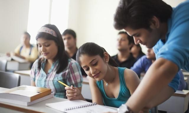 tip是“小费”，tuition是“学费”，那cost、fee是指什么费呢？