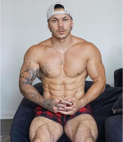 肌肉男弹跳力超强!凭借俯卧撑三级跳走红,网友:怎么做到的?