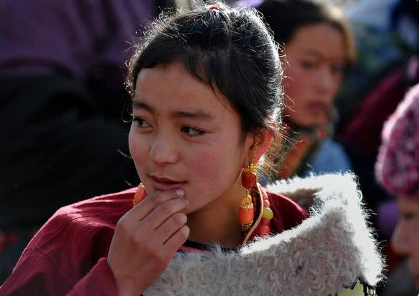 去西藏旅游,当地人跟你吐舌头是什么意思?该如何回应?