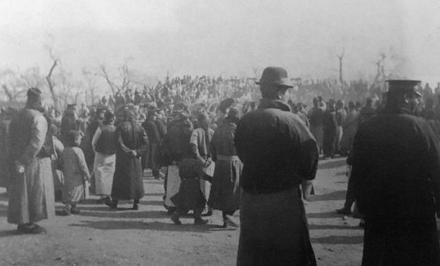 老照片:清朝历史上唯一被相机记录的登基大典——溥仪登基|太和殿|太监|乾清宫|巡警|摄政王_新浪新闻