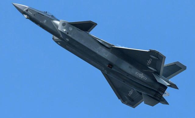 歼-20战机同时"天哨"的出现,也我国辽宁舰没有先进舰载预警机的问题