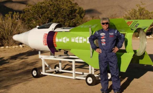 60岁男子用汽车改自制火箭，将自己射上太空，只为证明地平说