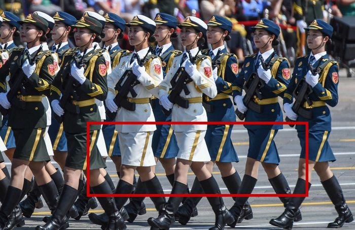 在阅兵时,为什么解放军女兵要穿丝袜呢?_新浪新闻
