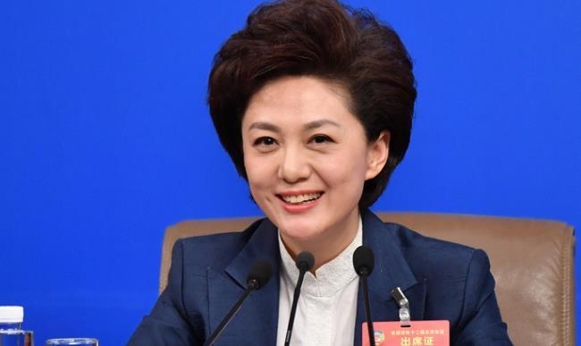 《新闻联播》主持人海霞近照曝光!丈夫是清华教授,女儿已长大!