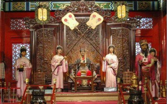 古代皇帝上朝、出行的时候，身后为什么总有两个“大扇子”？|唐代|君王|仪仗|尾扇|羽扇_新浪新闻