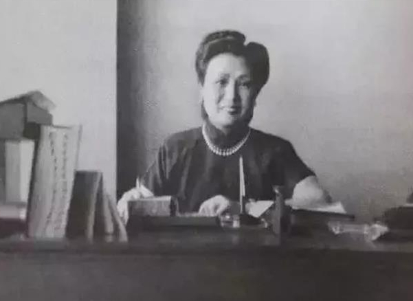 100岁出头的严仁美,不仅人长的好看,关键爱国之心非常强