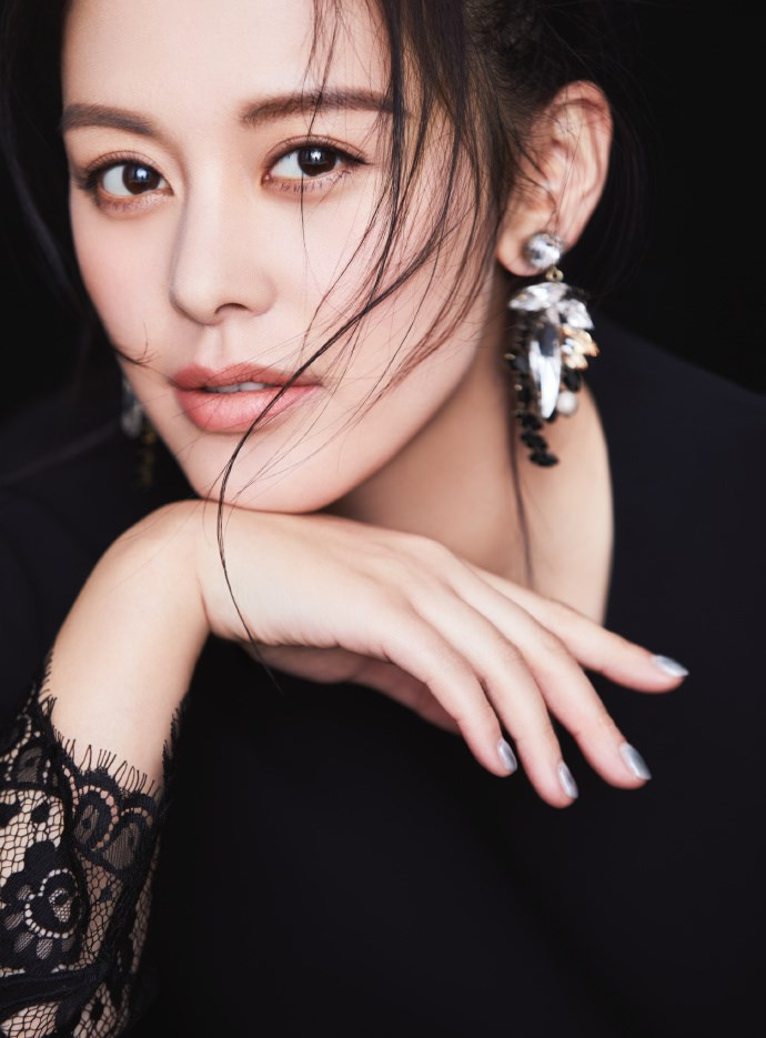 王力可一袭黑色蕾丝连衣裙暗藏小心机，美得性感优雅，气质动人
