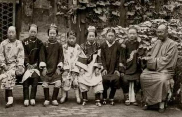 老照片:一夫多妻制下的古代男女,你能分清哪位是“妻、妾”吗?_新浪新闻
