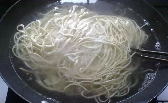 煮面时,不要等着水开在下面,这么煮最好吃