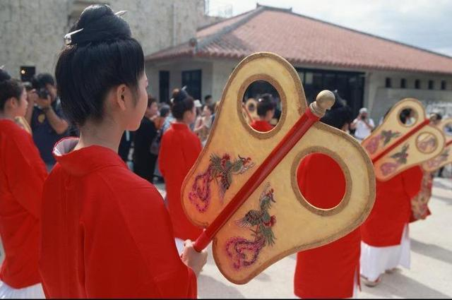古代皇帝上朝、出行的时候,身后为什么总有两个“大扇子”?|唐代|君王|仪仗|尾扇|羽扇_新浪新闻