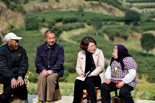 一位镇党委书记（右二）在走访贫困户 刘军喜 摄
