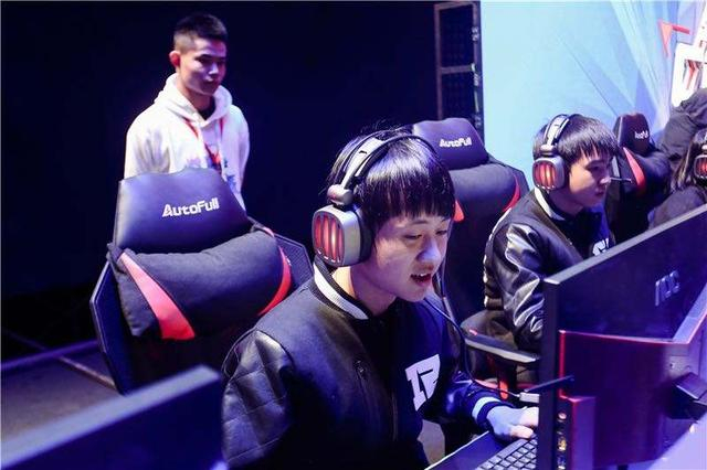 电竞职业选手的手速有多快?网友:要是这么快我怕会冒烟